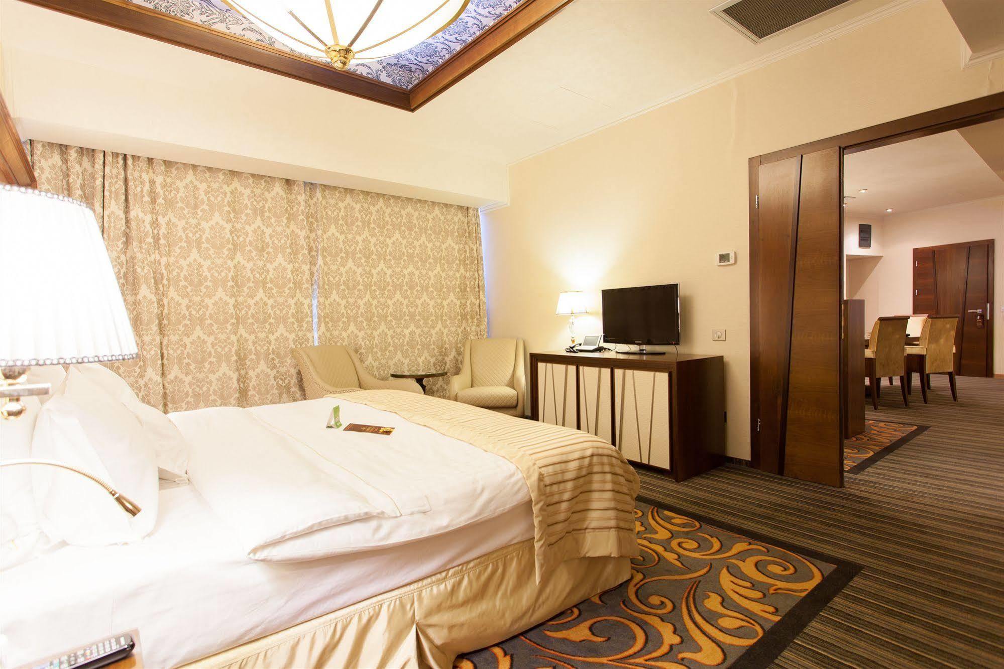 Metropolis Hotel Bistriţa Extérieur photo